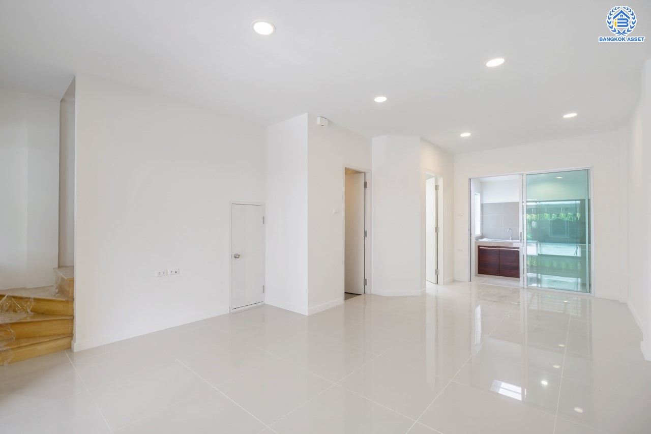 บ้านมือสอง ม.ลุมพินีทาวน์วิลล์ ราชพฤกษ์-นครอินทร์ เนื้อที่ 17.5 ตร.ว. ฟังก์ชัน 3 ห้องนอน 2 ห้องน้ำ 1 ห้องอเนกประสงค์ชั้นดาดฟ้า จอดรถได้ 2 คัน พร้อม Living Room กว้างขวาง เดินทางสะดวก เข้า-ออกได้หลายเส้นทาง ทั้ง ถ.นครอินทร์, ถ.ราชพฤกษ์ ใกล้ทางด่วน "ศรีรัช"